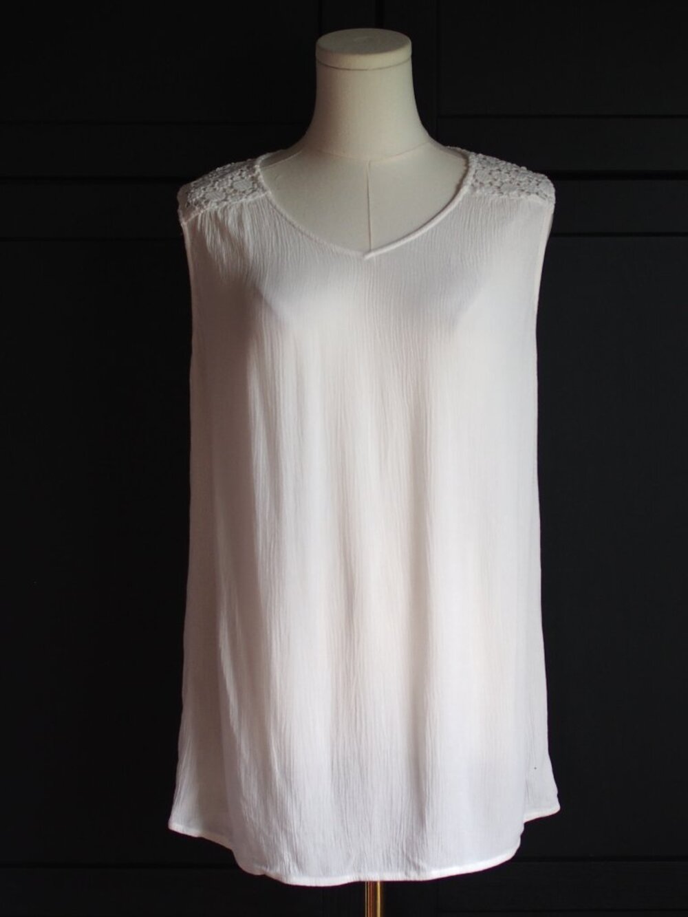 Northern Reflections | Vintage White Crinkle Gauze Sleeveless Blouse